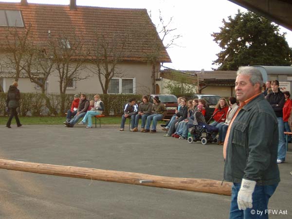 N. der Maibaumstifter hilft auch mit