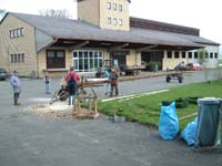 J. der Baum wird geschält