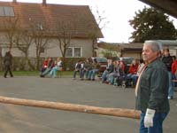 N. der Maibaumstifter hilft auch mit